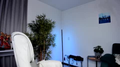 Snapshot of helen_miller chatting on 03.08.25 helen_miller online show from 03.08.25
