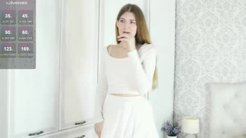 Snapshot of helenchristensen chatting on 03.10.25 Sarah here Help to make 100 thumbs up online show from 03.10.25