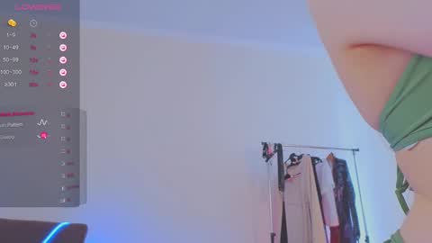 Snapshot of helenmann_ chatting on 03.06.25   online show from 03.06.25