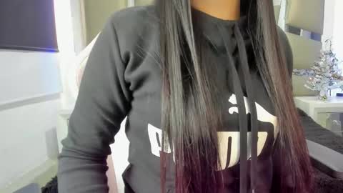 hellen__smith_ online show from 12.22.25