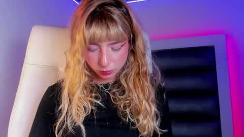 Snapshot of hellen__smith_ chatting on 04.21.26 hellen__smith_ online show from 04.21.26