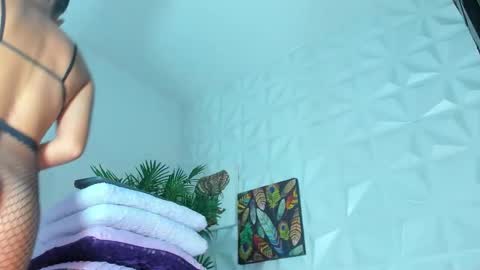 hellen     online show from 10.25.25