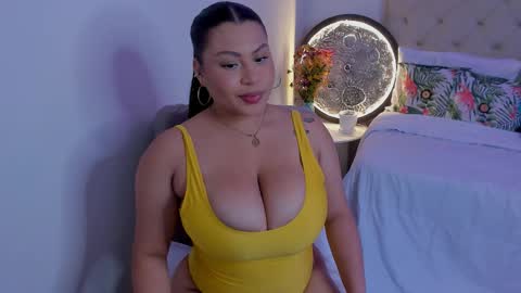 Snapshot of hellenamazing chatting on 12.05.25 hellenamazing online show from 12.05.25