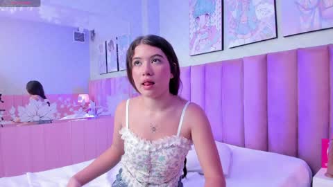 Snapshot of hellencute18_ chatting on 05.19.26 online show from 05.19.26