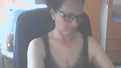 Snapshot of hellenmarie chatting on 06.19.26 hellenmarie online show from 06.19.26