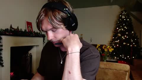 Snapshot of hercules__ chatting on 01.08.25 Gregblonde Alextattoo online show from 01.08.25