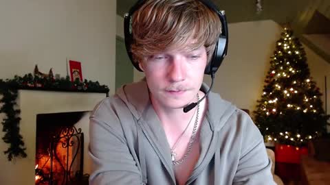 Snapshot of hercules__ chatting on 01.12.25 Gregblonde Alextattoo online show from 01.12.25