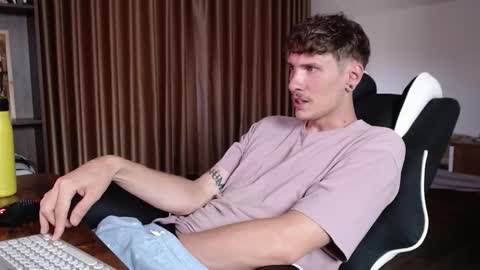 Snapshot of hercules__ chatting on 09.27.25 Gregblonde Alextattoo online show from 09.27.25