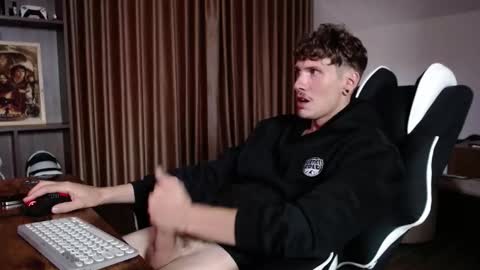 Snapshot of hercules__ chatting on 09.28.25 Gregblonde Alextattoo online show from 09.28.25