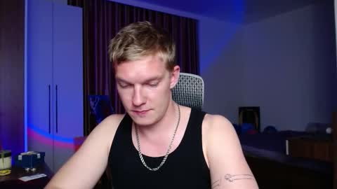 Snapshot of hercules__ chatting on 10.04.25 Gregblonde Alextattoo online show from 10.04.25