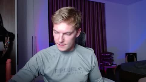 Snapshot of hercules__ chatting on 11.18.25 Gregblonde Alextattoo online show from 11.18.25