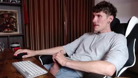 Snapshot of hercules__ chatting on 11.27.25 Gregblonde Alextattoo online show from 11.27.25