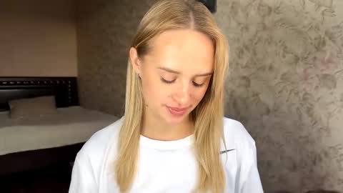 Snapshot of hermiladziekan chatting on 09.23.25 Sylvia online show from 09.23.25