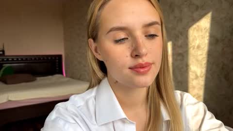 Snapshot of hermiladziekan chatting on 10.11.25 Sylvia online show from 10.11.25