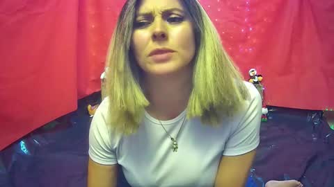 Hestesiaxx online show from 12.22.25