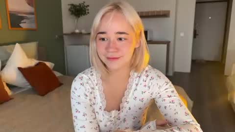 Snapshot of hey__lucy chatting on 06.26.26 Lucy Nip slip shady online show from 06.26.26