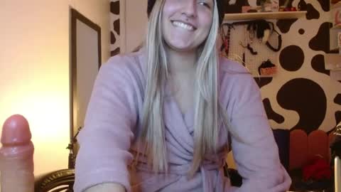 Snapshot of hi_elora chatting on 05.21.26 Elora online show from 05.21.26
