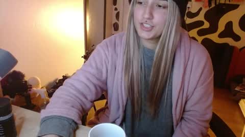 Snapshot of hi_elora chatting on 05.22.26 Elora online show from 05.22.26
