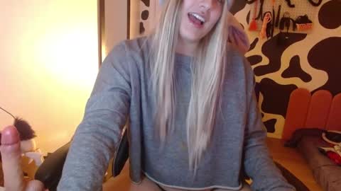 Snapshot of hi_elora chatting on 05.26.26 Elora online show from 05.26.26