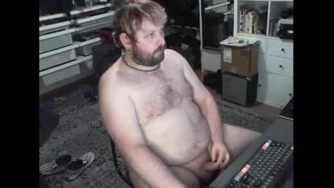 Snapshot of hipguy91 chatting on 12.17.25 hipguy91 online show from 12.17.25