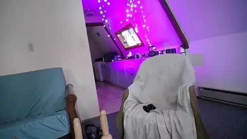 Snapshot of hippiezen chatting on 02.16.25 Hippie Jijm online show from 02.16.25