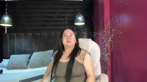 Snapshot of hirenne_ chatting on 10.18.25 Hirenne online show from 10.18.25