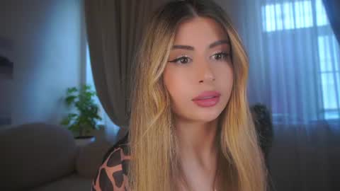 Snapshot of holayoula chatting on 07.23.26 Moni Monica online show from 07.23.26