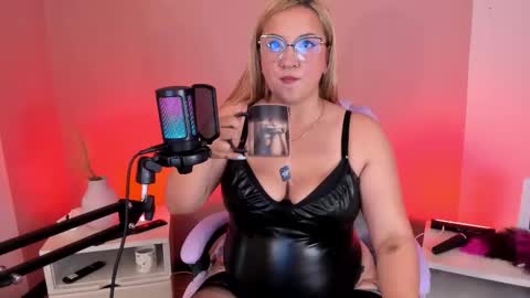 Hollie online show from 01.06.26