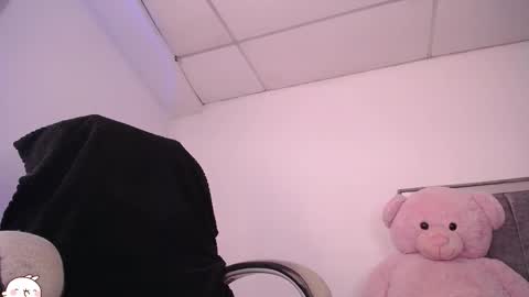 holly_16 online show from 11.06.25