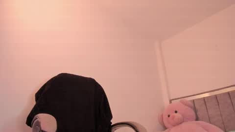 holly_16 online show from 04.25.26