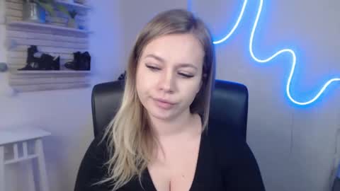 Holly online show from 01.03.25