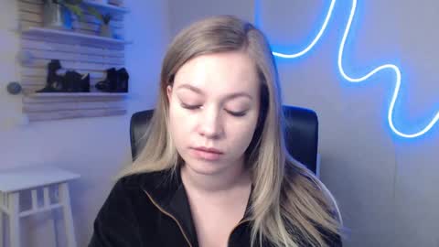 Holly online show from 01.08.25