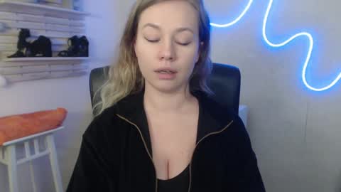 Holly online show from 02.07.25