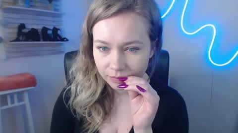 Holly online show from 02.18.25