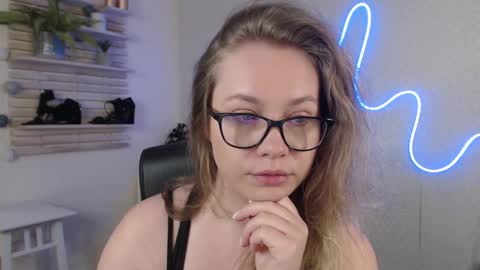 Holly online show from 03.04.25