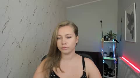 Holly online show from 09.11.25