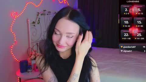 Snapshot of holly_berryy_ chatting on 09.28.25 holly_berryy_ online show from 09.28.25