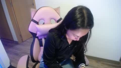 Snapshot of holly_rose69 chatting on 10.17.25 Holly online show from 10.17.25