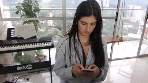 hollyshit_ online show from 03.05.25