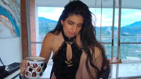 hollyshit_ online show from 10.05.25