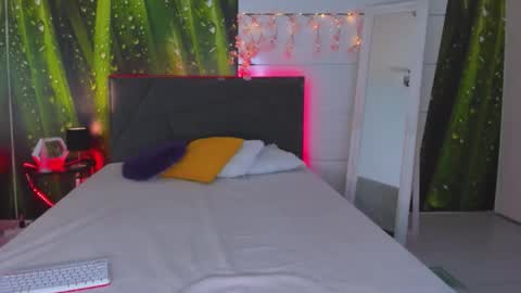 HollyTaillor online show from 10.17.25