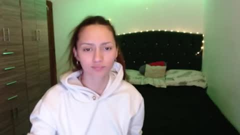 Snapshot of holy_julii chatting on 06.01.26 holy_julii online show from 06.01.26