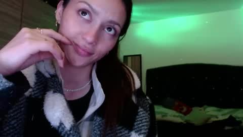 Snapshot of holy_julii chatting on 06.10.26 holy_julii online show from 06.10.26