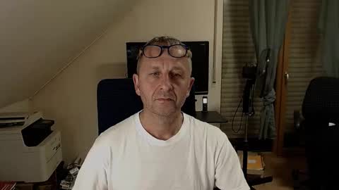 Snapshot of hondowill chatting on 10.31.25 Bernd online show from 10.31.25