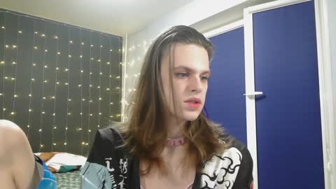 Snapshot of honelin chatting on 01.10.25 Honelints boyblonde hair AsterMIntfemboybrown hair online show from 01.10.25