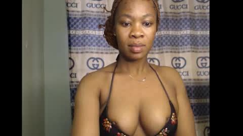 Snapshot of honey_dollxx chatting on 10.12.25 Flora online show from 10.12.25