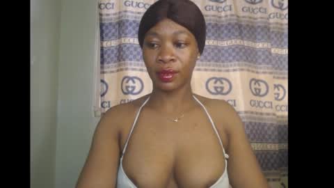 Snapshot of honey_dollxx chatting on 10.22.25 Flora online show from 10.22.25