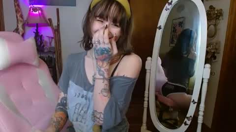 Snapshot of honeybeexo333 chatting on 01.28.25 Honey Bee online show from 01.28.25