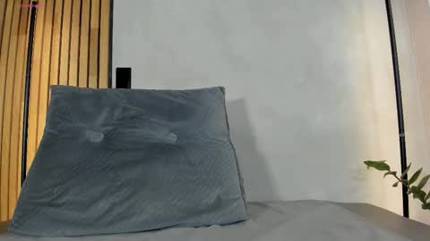 Sofia independent model online show from 12.18.25