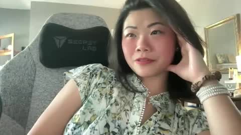 Snapshot of honeysunshineneko chatting on 04.10.26 HoneySunshineNeko online show from 04.10.26